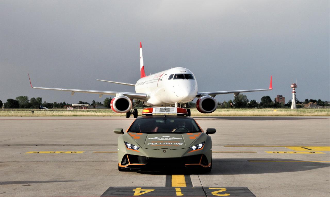 Lamborghini Hurácan Evo Follow me 1.jpg Lamborghini Huracán Evo Follow me Front mit Flugzeug