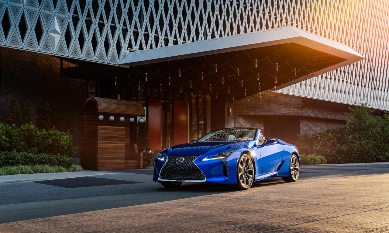 Fender Lexus LC Stratocaster 1.jpg Lexus LC 500 Cabrio Front