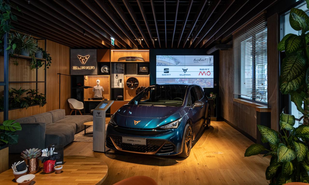 hola Tapas Bar Präsentationsfläche mit Cupra Born