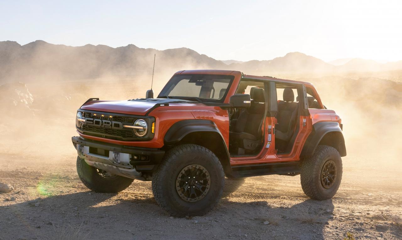 Ford Bronco Raptor ohne Türen im Sand