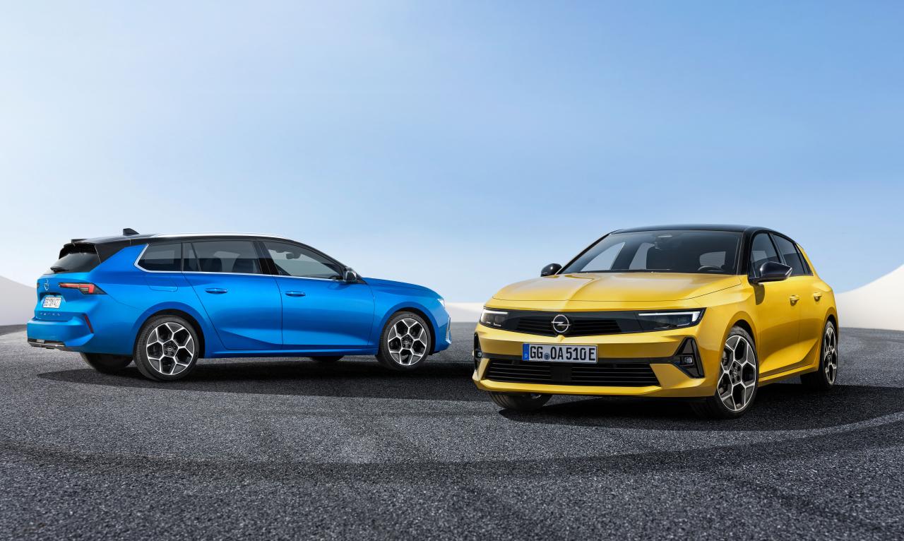 Opel Astra Sports Tourer in gelb und blau