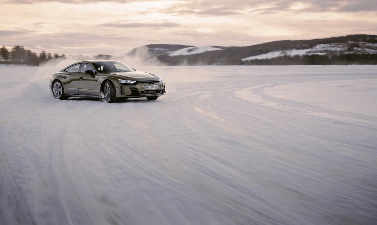 Audi quattro 1.jpg AudiRS e-tron GT Front Drift durch Schnee