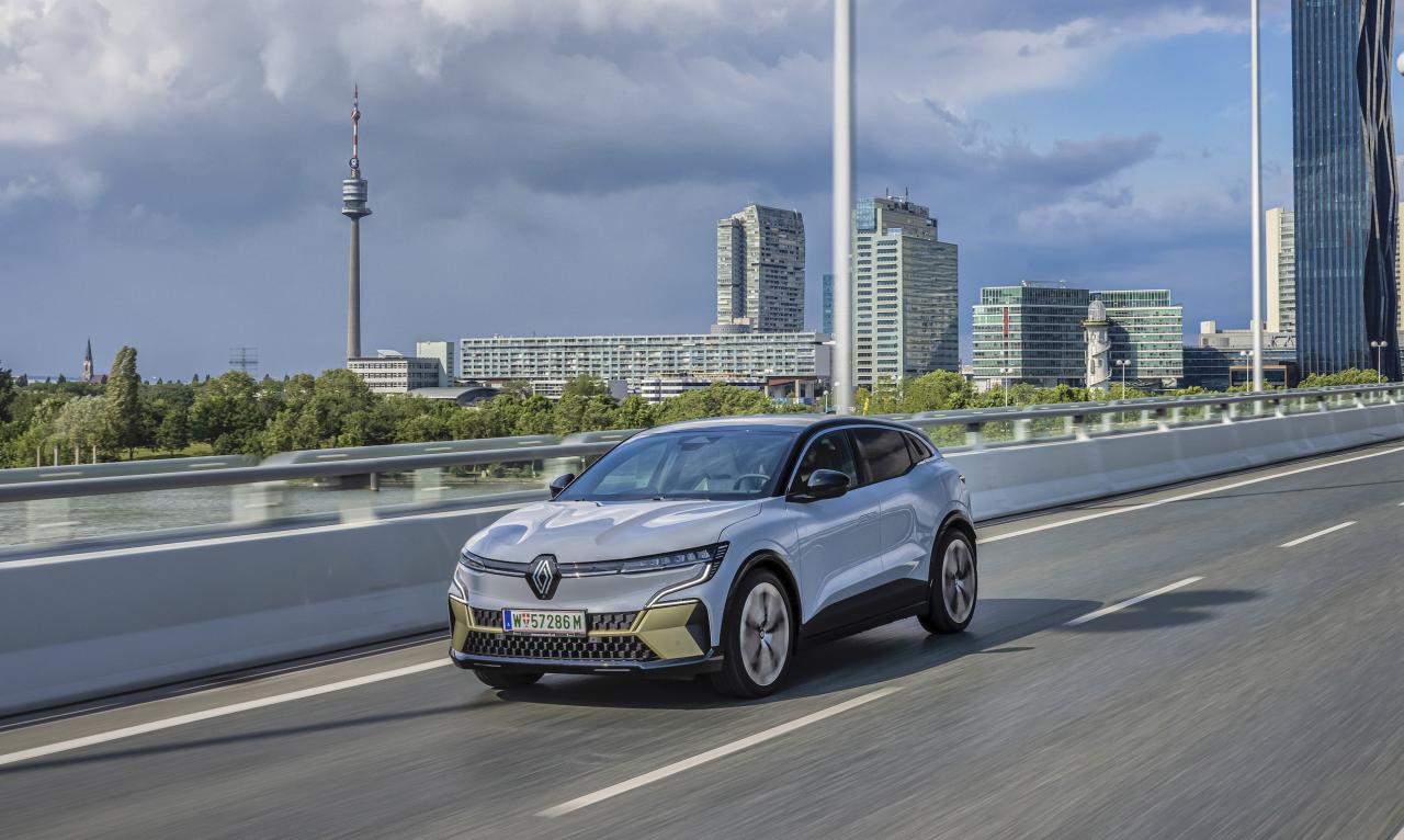 Renault Megane E-Tech Front/Seite in Fahrt
