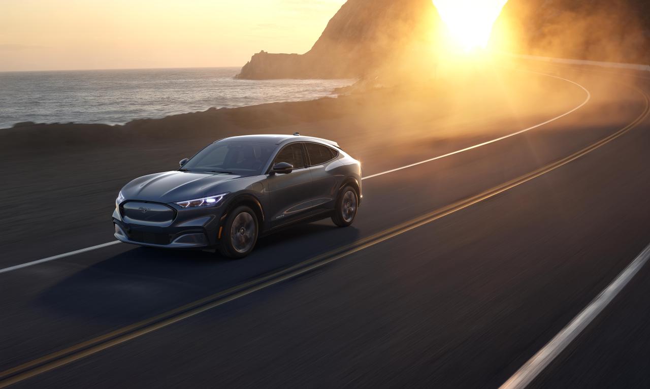 Ford Mustang Mach-e Front/Seite in Fahrt