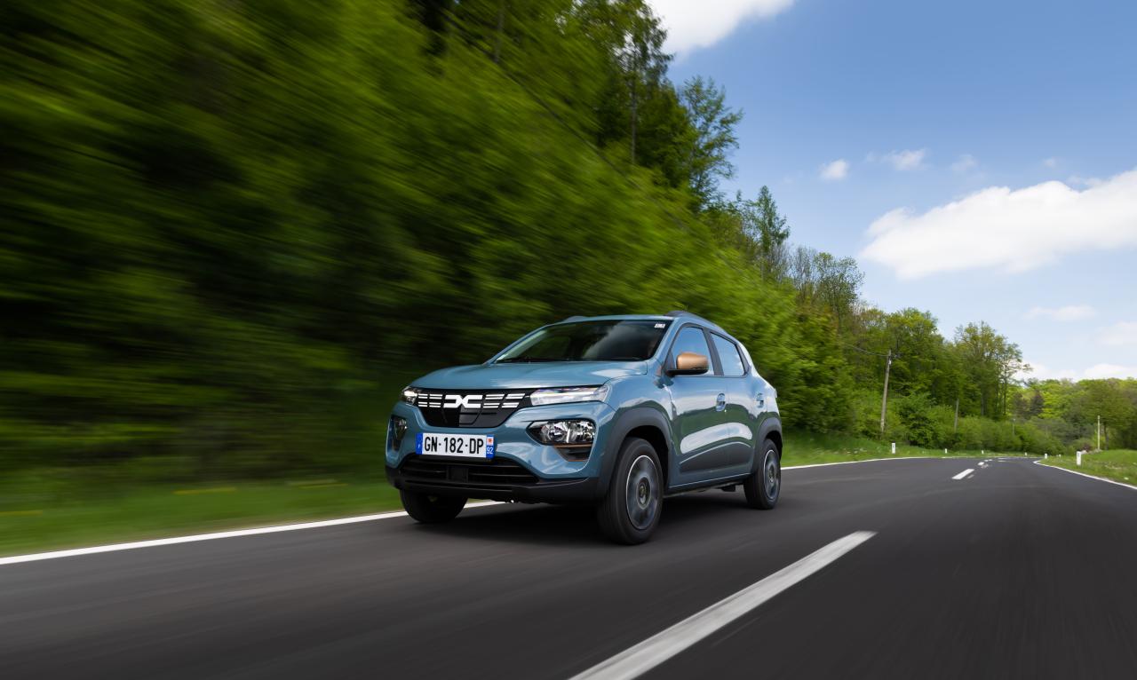 Dacia Spring Front/Seite in Fahrt