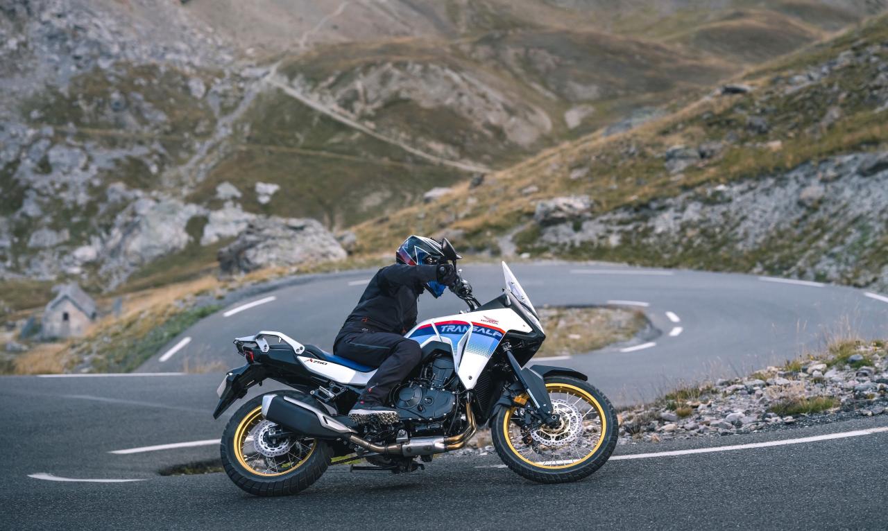 Honda XL750 Transalp Seite in Fahrt