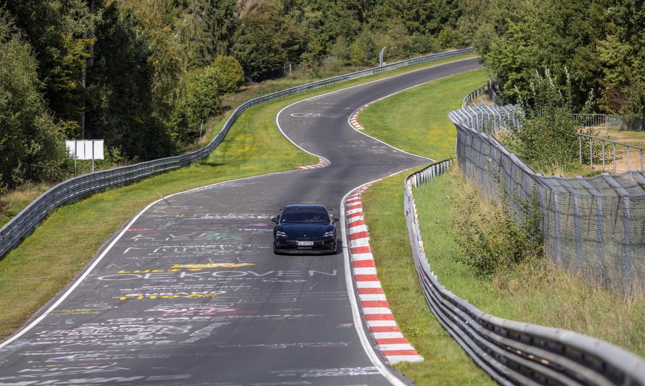Porsche Taycan Vorserienfahrzeug Front in Fahrt