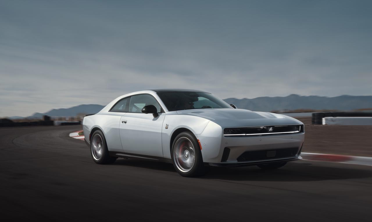 Dodge Charger Front/Seite in Fahrt