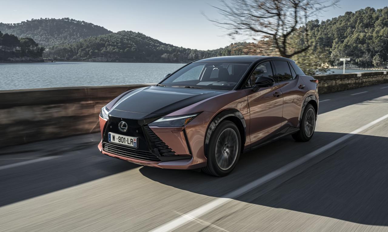 Lexus RZ Front/Seite in Fahrt