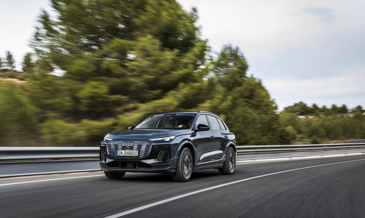 Audi Q6 e-tron Front/Seite in Fahrt