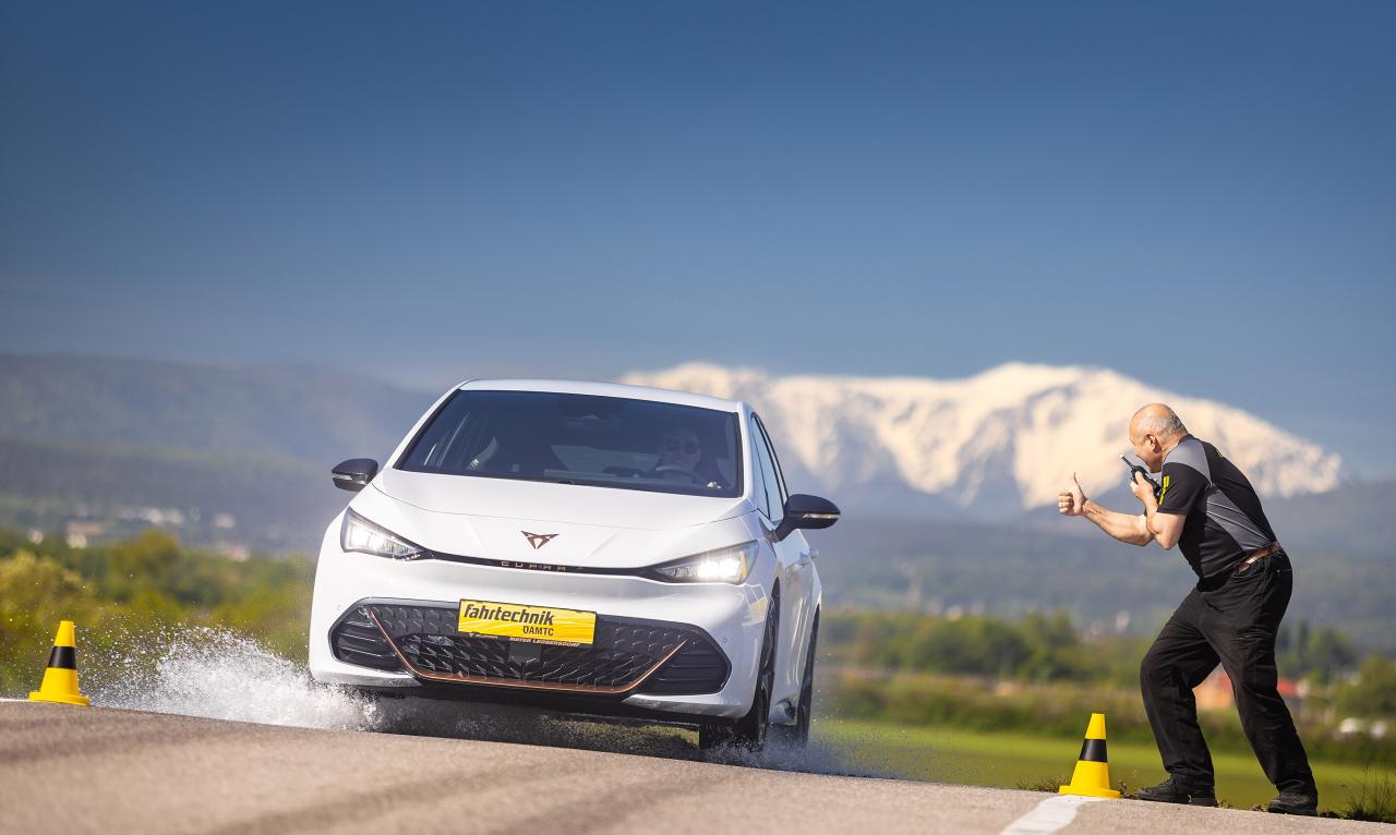 ÖAMTC FT_1.jpg ÖAMTC Fahrtechnik Cupra Born Front in Fahrt