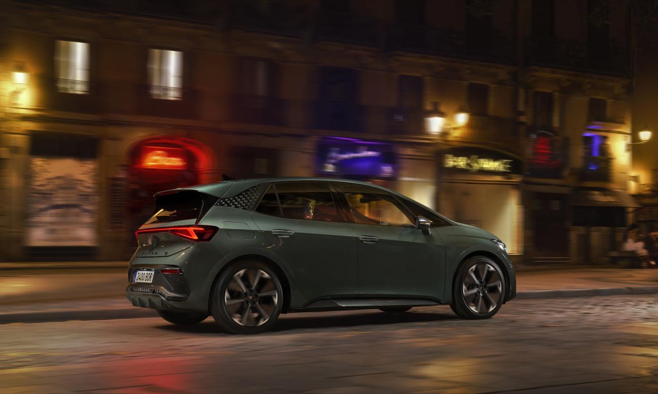 Bild 1_Porsche Bank.jpg Cupra Born Seite/Heck in Fahrt