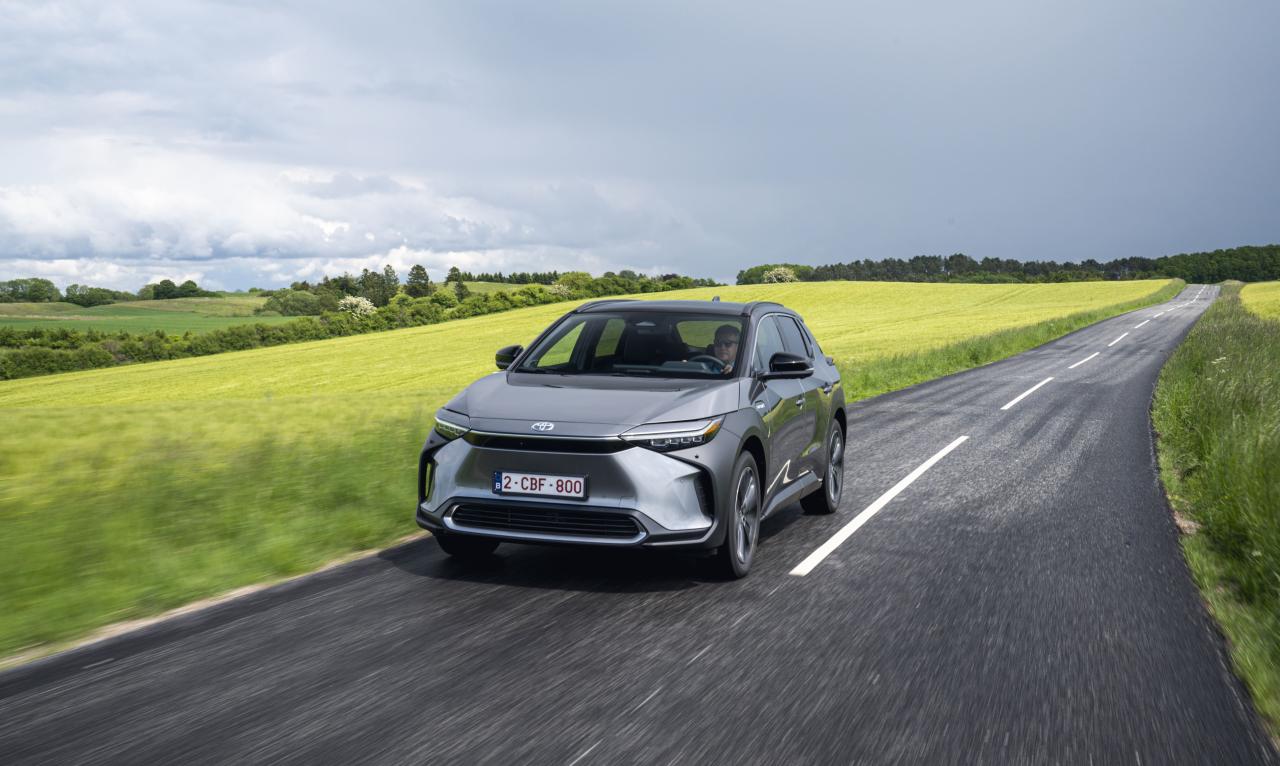 Toyota bZ4X Front/Seite in Fahrt