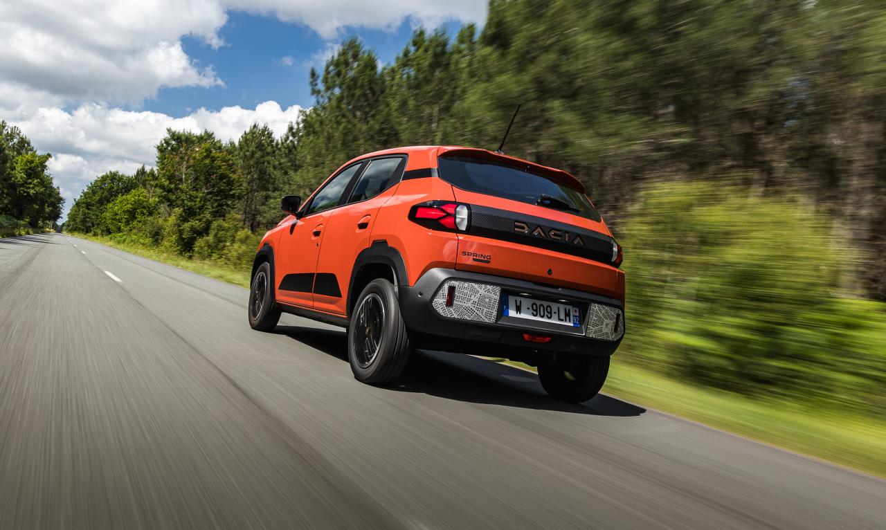 Dacia Spring Heck/Seite in Fahrt