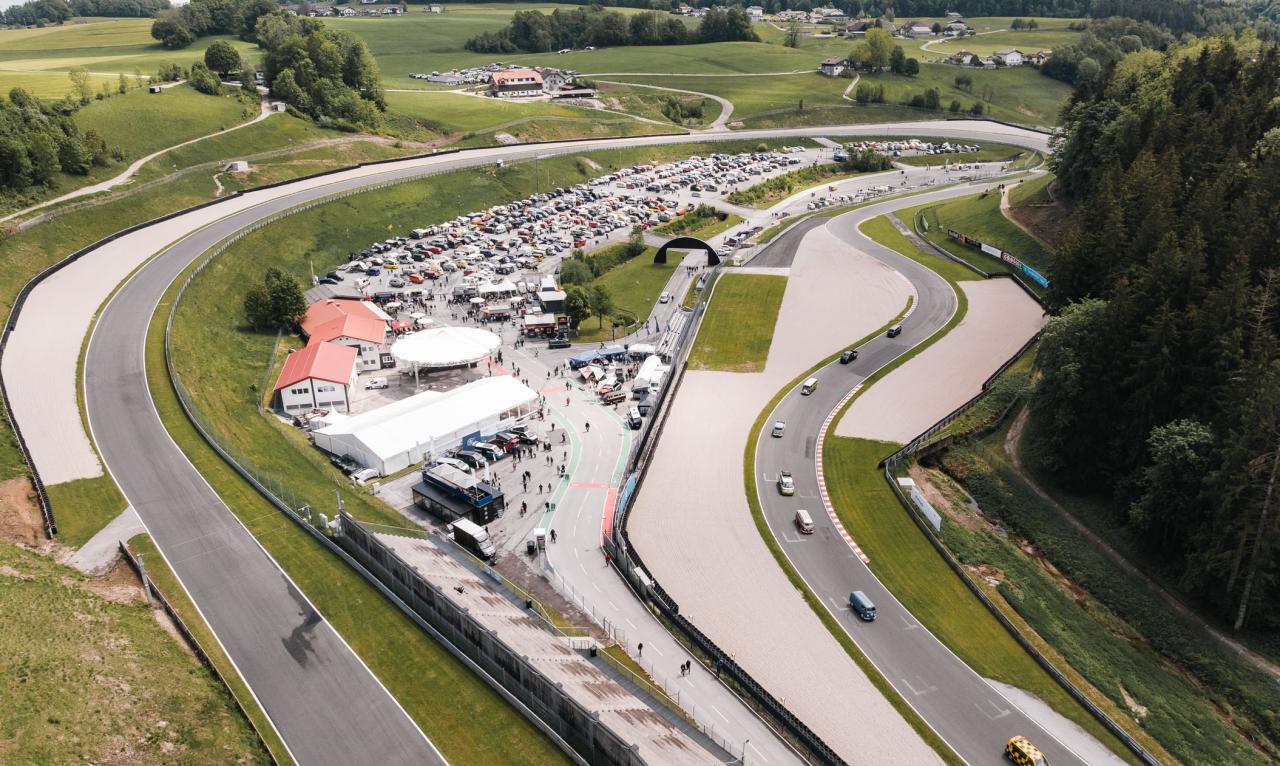 75 Jahre Volswagen Bulli am Salzburgring von oben