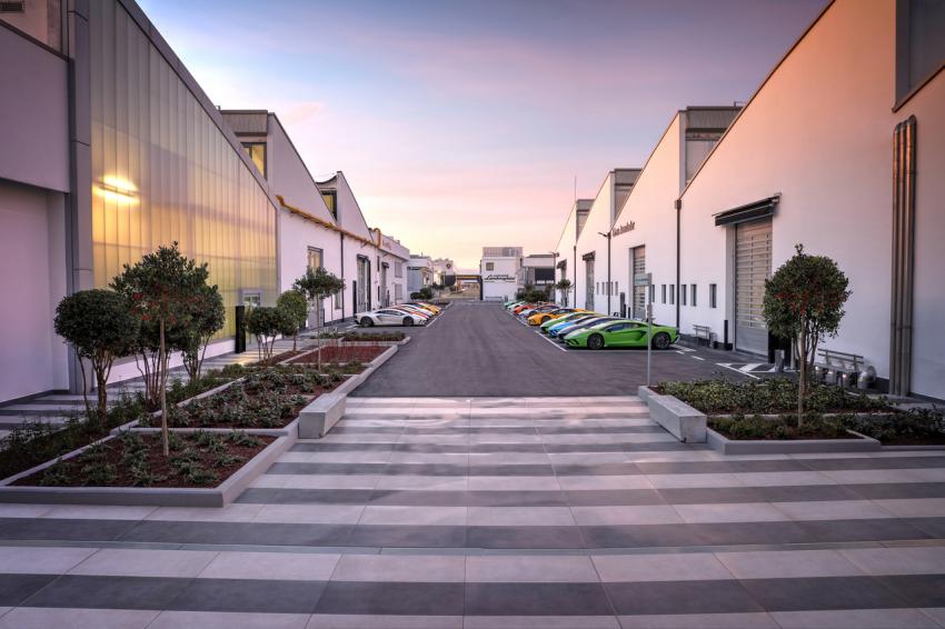 Lamborghini Produktionsstandort Sant' Agata Bolognese mit diversen Fahrzeugen