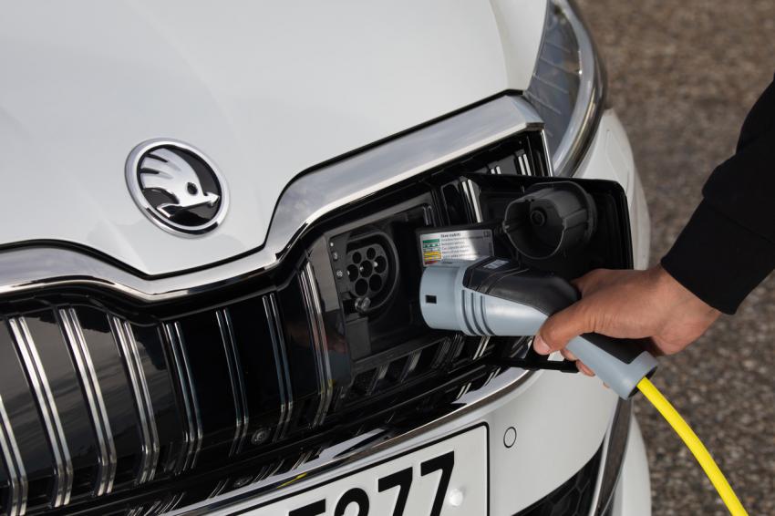 Skoda Superb iV laden