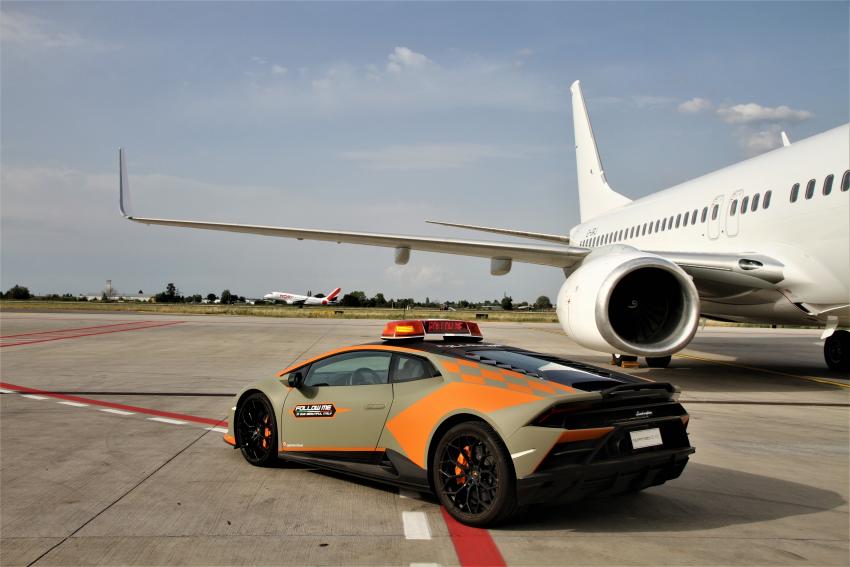 Lamborghini Hurácan Evo Follow me 4.jpg Lamborghini Huracán Evo Follow me Heck mit Flugzeug