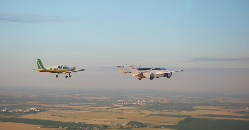 AirCar Prototyp 1 in der Luft Heck