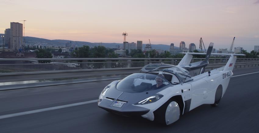 AirCar Prototyp 1 in Fahrt Front