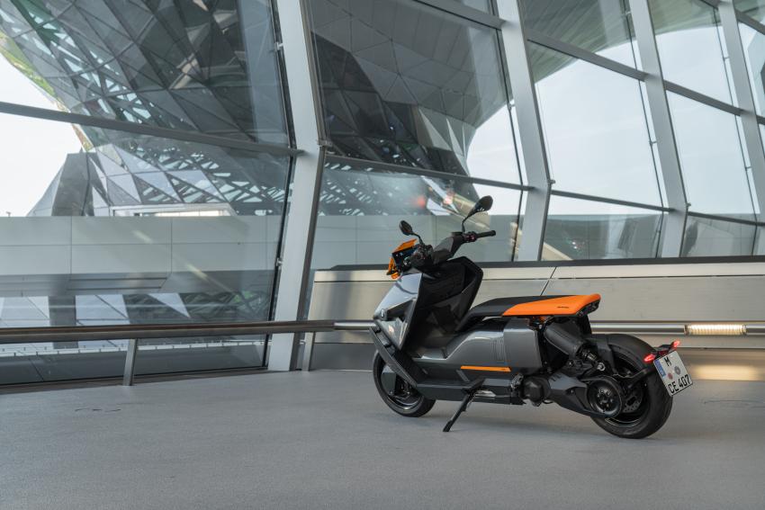 BMW M MotoGP 3.jpg BMW CE 04 Heck