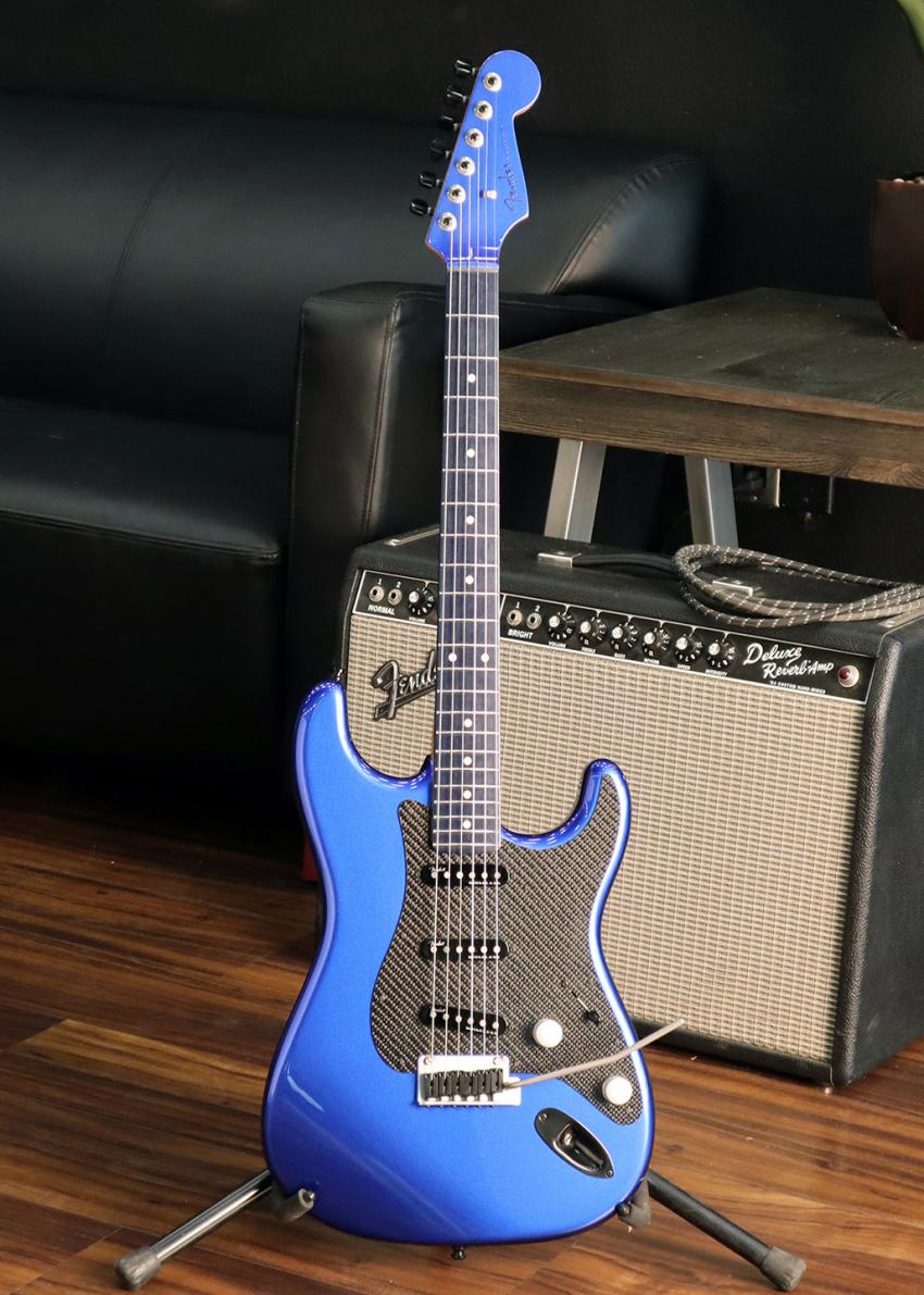 Fender Lexus LC Stratocaster 2.jpg Fender Lexus LC Stratocaster mit Amp