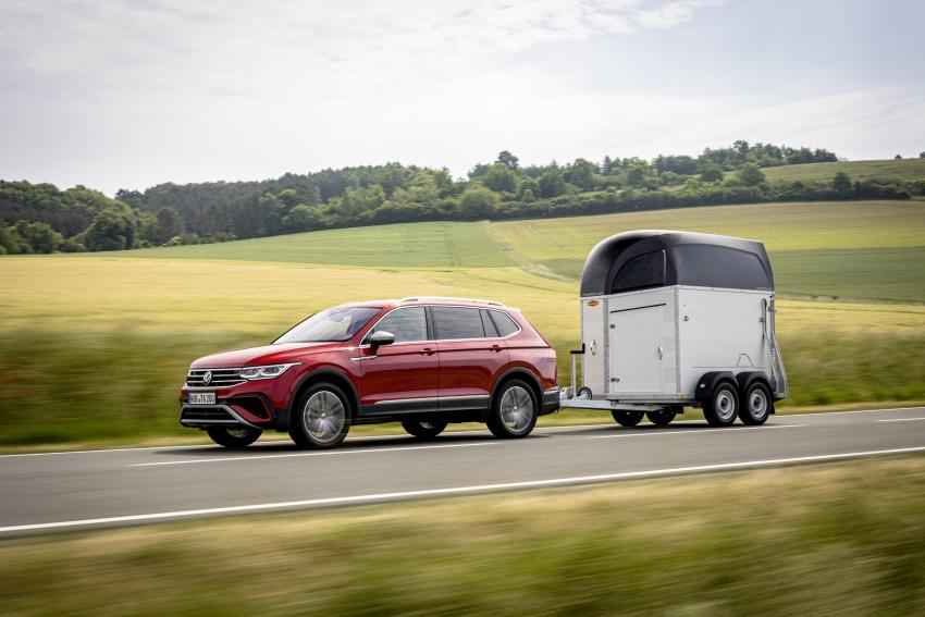 VW Tiguan Allspace in Fahrt mit Anhänger