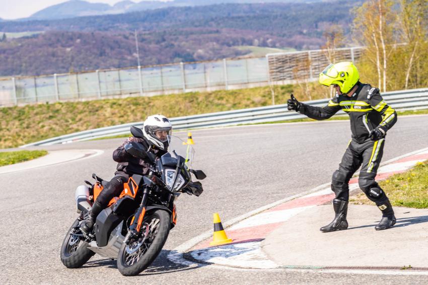 ÖAMTC  (3).jpg Motorrad am Scheitelpunkt