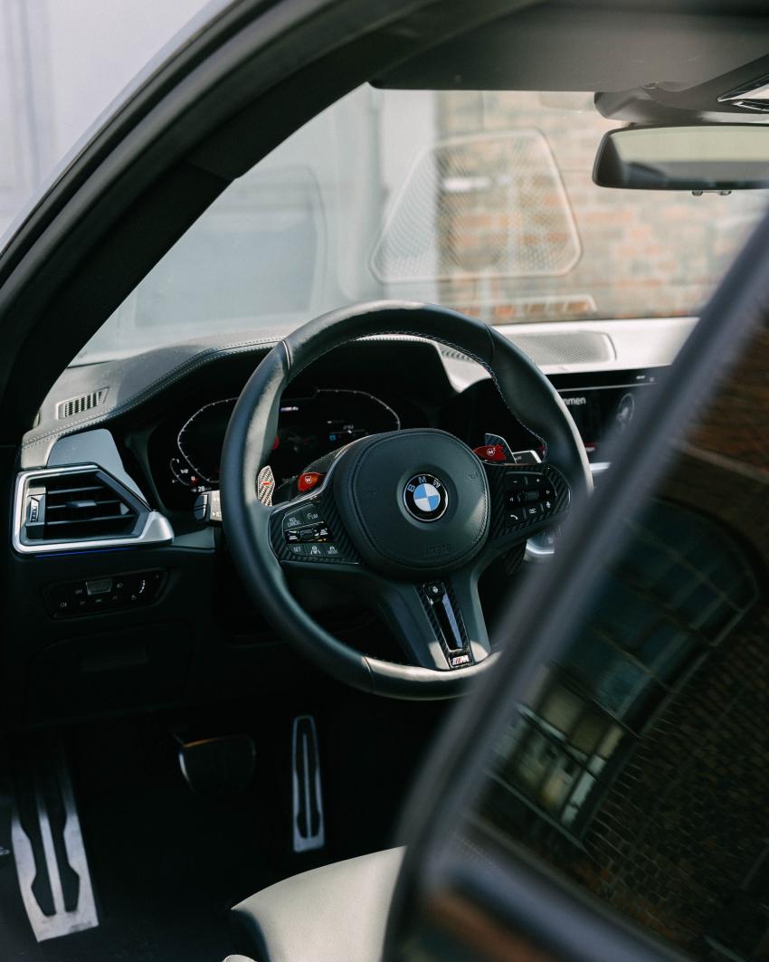 BMW stellt sich wohl die gleiche Frage wie ich: Was ist so falsch an runden Lenkrädern? Hier gibts keine Abflachungen und Einkerbungen, nur ein wohlgeformtes Volant mit Direktwahlknöpfen für die Fahrmodi.