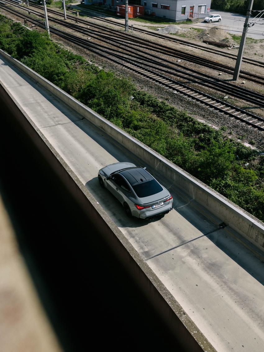 Von oben fällt das Carbondach auf.