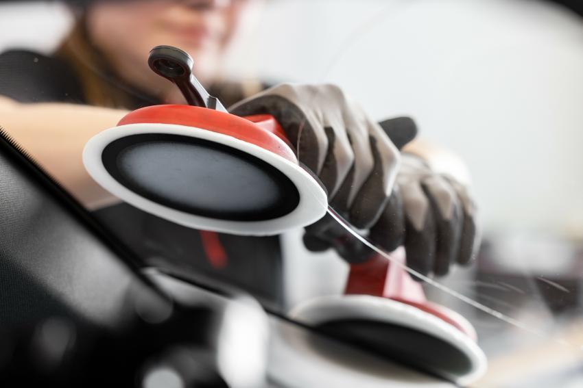 Entfernung von beschädigtem Autoglas