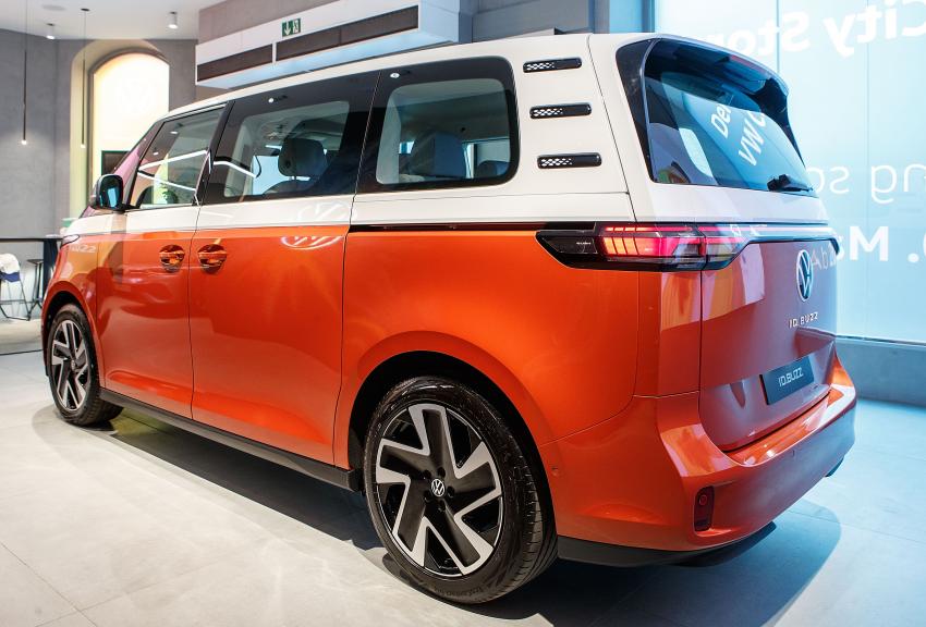 VW ID.Buzz dreiviertel Heckansicht