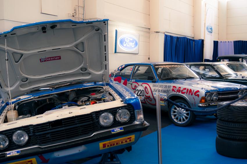 diverse Oldtimer Fahrzeuge