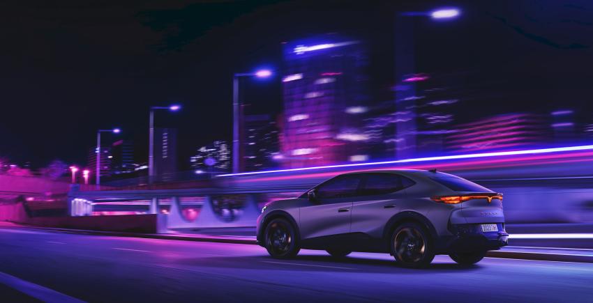 Cupra Tavascan Seite/Heck in Fahrt