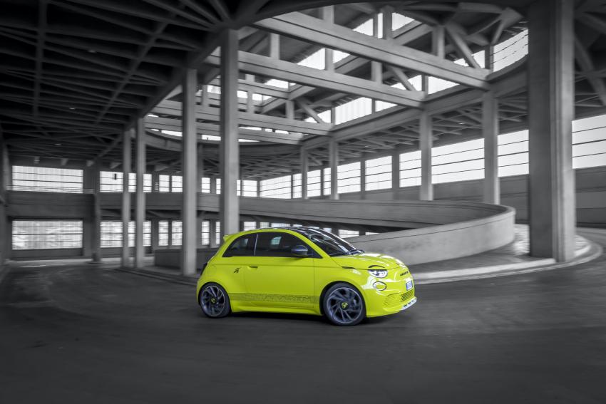Kleinwagen_21.jpeg Abarth 500e Seite in Fahrt