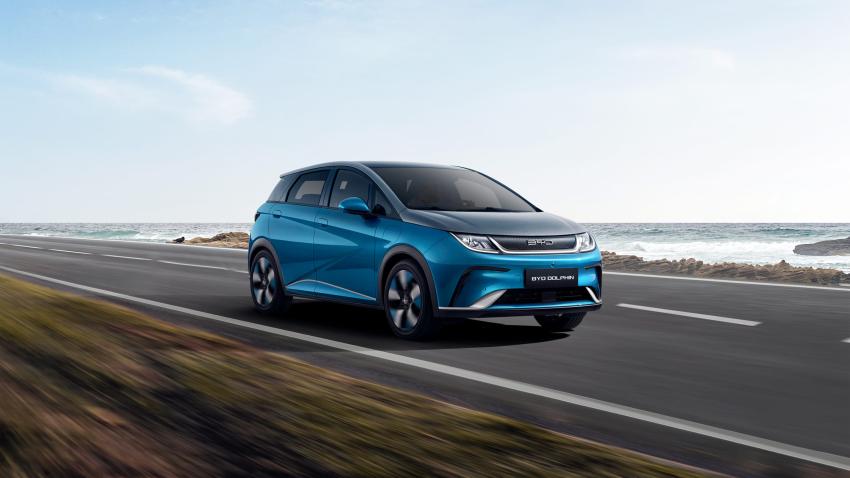 BYD Dolphin Front/Seite in Fahrt