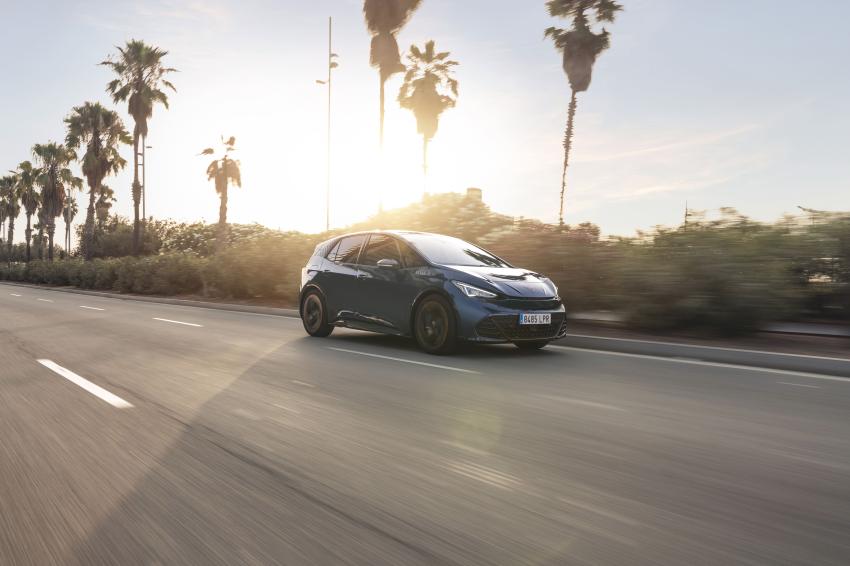 Cupra Born Front/Seite in Fahrt