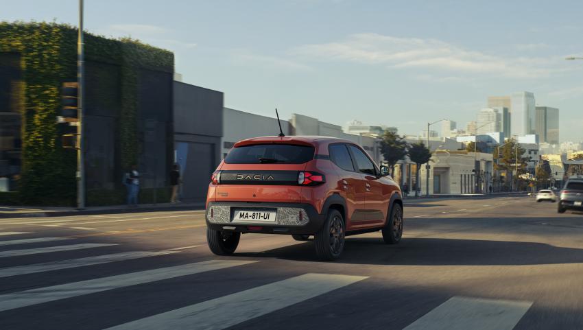 Dacia Spring Heck/Seite in Fahrt