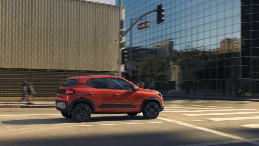 Dacia Spring Seite in Fahrt