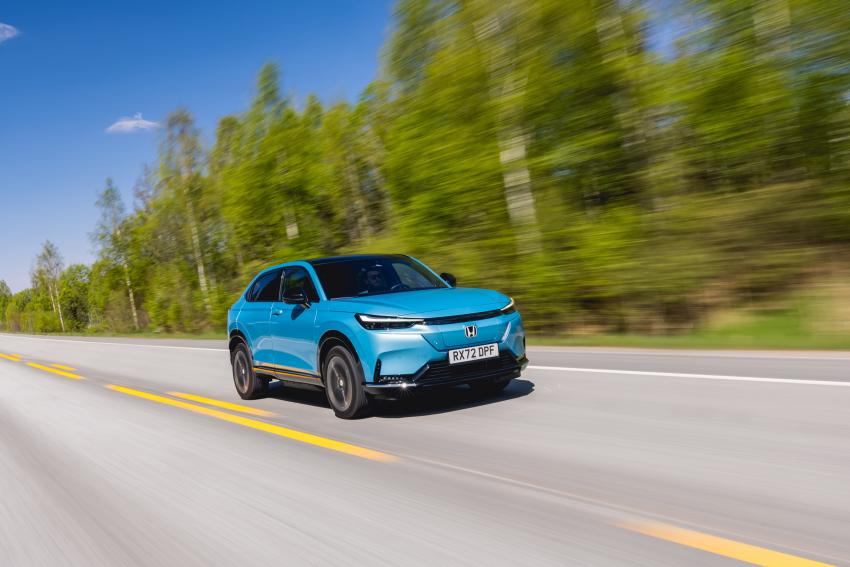 Honda e:Ny1 Front/Seite in Fahrt