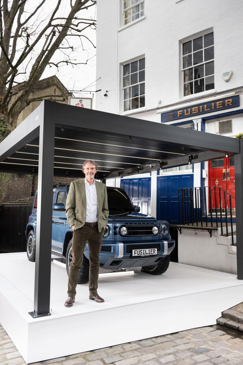 Ineos Fusilier_3.jpg Ineos Fusilier Front/Seite mit CEO Sir Jim Ratcliffe