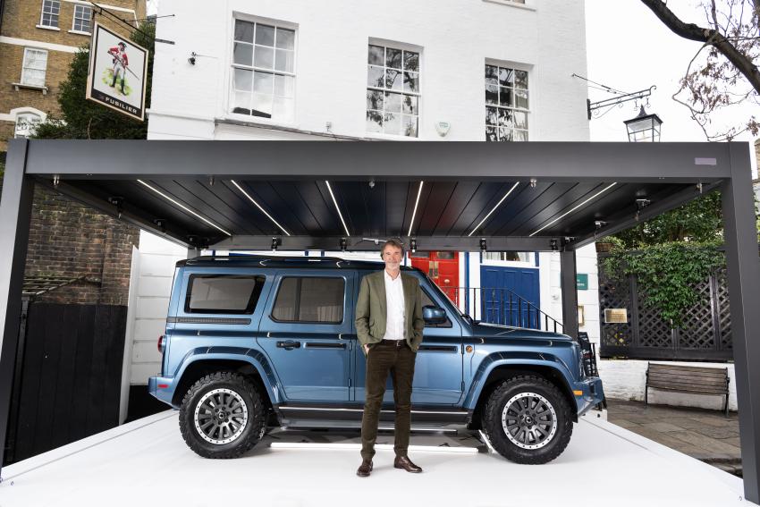 Ineos Fusilier_4.jpg Ineos Fusilier Seite mit CEO Sir Jim Ratcliffe