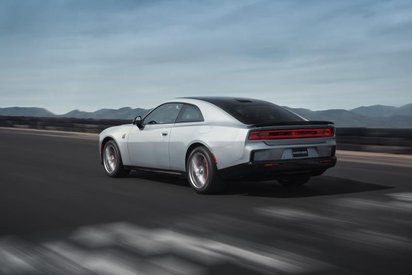 Dodge Charger Heck/Seite in Fahrt