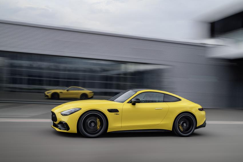 Mercedes-AMG GT 43 Seite in Fahrt