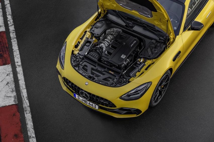 Mercedes-AMG GT 43 von oben mit offener Motorhaube