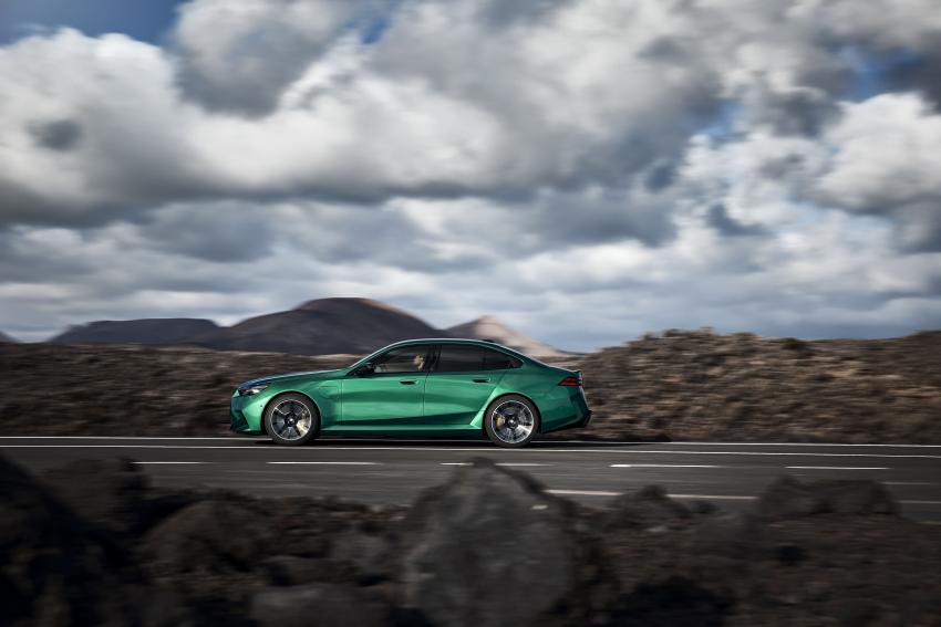 BMW M5 Seite in Fahrt