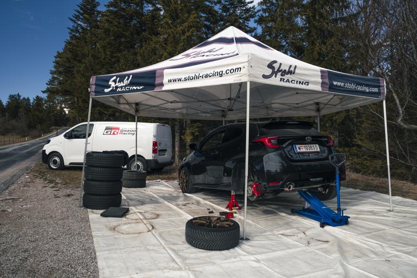 Toyota Proace und GR Yaris unter einem Zelt