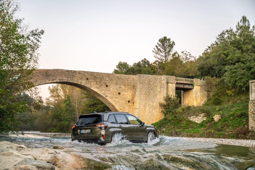 Bild 2_Subaru.jpg Subaru Forester Heck/Seite in Fahrt durch Fluss