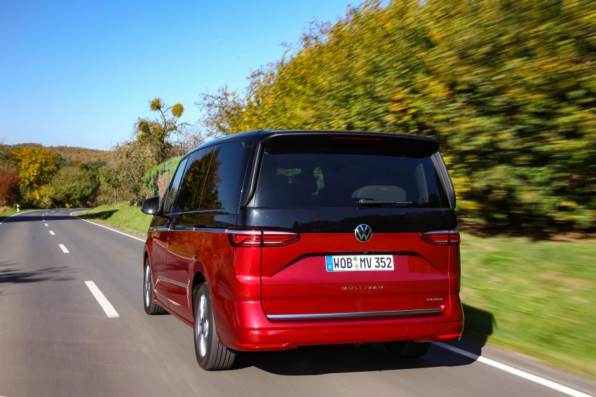 VW Multivan Heck/Seite in Fahrt