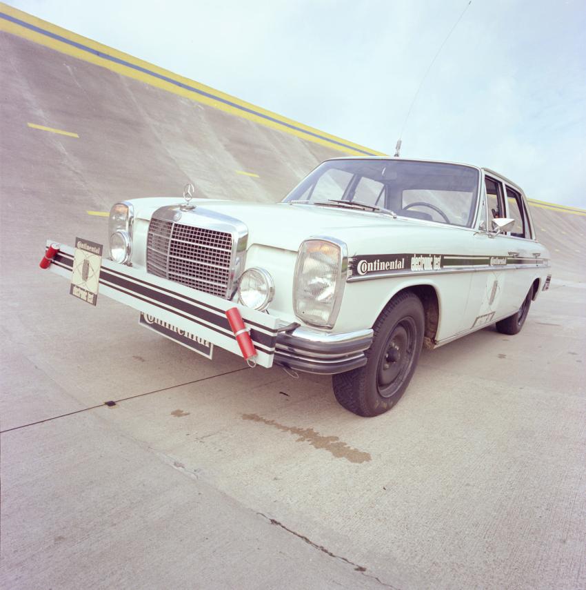 Aufmacher_9.jpg Mercedes Strich 8 "Geisterauto"